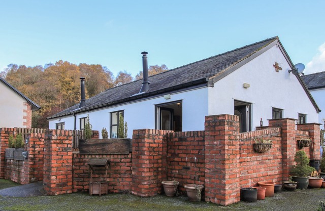 ALYN VIEW, pet friendly, with open fire in Llanarmon-Yn-Ial