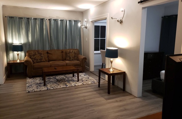 Amazing 1 bedroom by Melrose Ave Central location