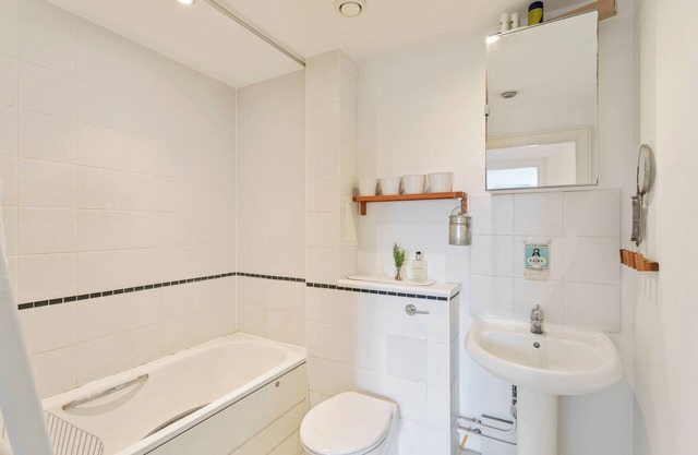 Amazing 2 Bed Apt w/Balcony nr Stoke Newington