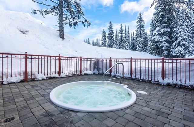 Amazing 2 Bedroom and 1 Bath Condo with Ski in/out Close to Silver Queen!