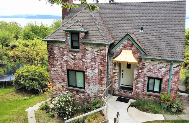 Amazing and serene view house, art deco charmer, fully restored