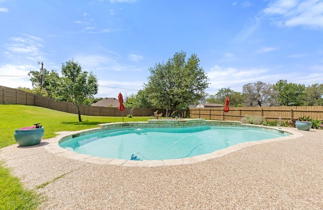 Amazing Brick Home, Pool, Covered Patio, Garden, Community Ramp (5mins 2 Square)