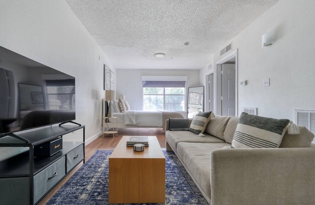 Amazing Gateway Studio w/Gym, Pool, nr Movies, by Blueground