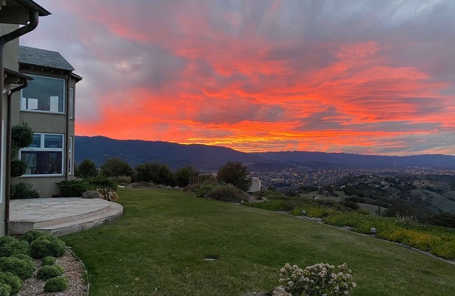 Amazing Hillside Retreat 6 bedrooms, 7.5 baths