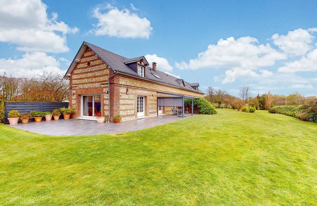 Amazing home in Saint-Aubin-Routot