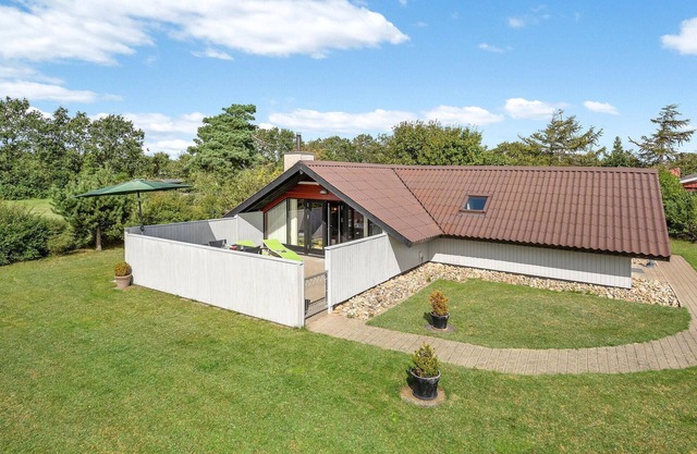 Amazing home in Skjern with kitchen
