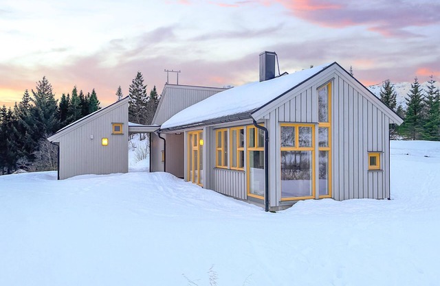 Amazing home in Stamsund with kitchen