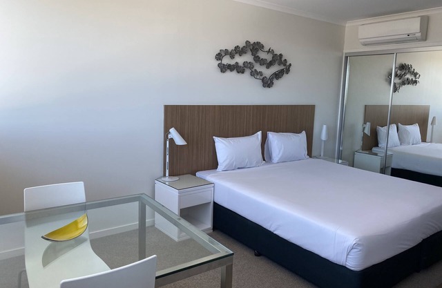 Amazing Hotel Room Walking distance to CBD