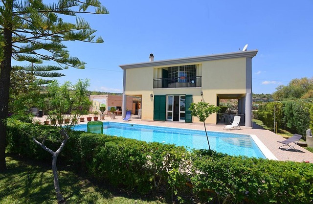 Amazing house of 160 sqm in the countryside with private pool and soccer field