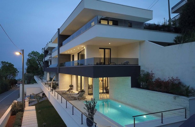Amazing modern 3-BR villa with heated pool just above Icici Marina