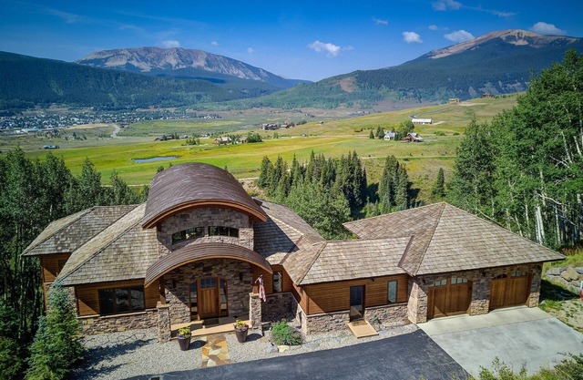 Amazing Mountain Home w/360 degree mountain views, hot tub and outdoor deck.