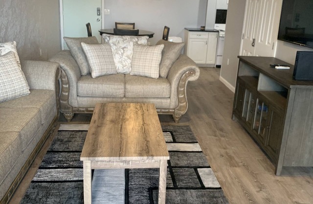 Amazing new/modern condo-Walk to beach, Marina and pools. Red Hook/bars near by!