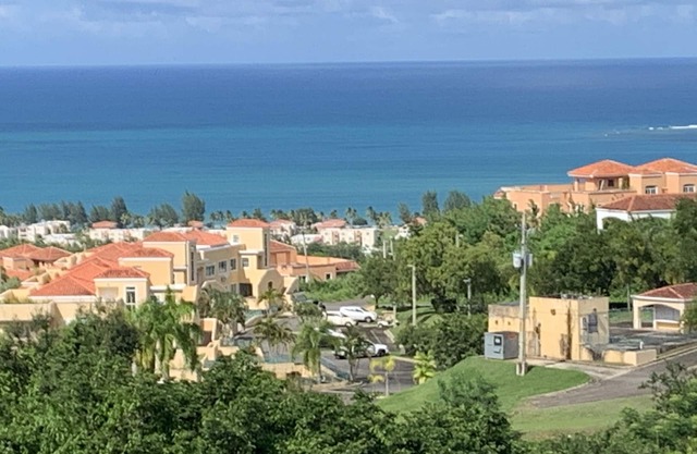 Amazing ocean views, 2 restaurants walking distance