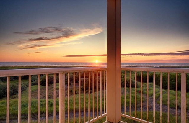 AMAZING ocean views, Pets Ok, Steps to Town and Beach (Sun)