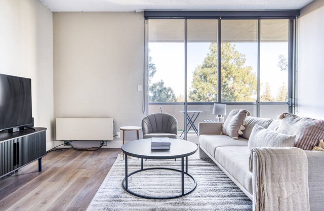 Amazing Palo Alto 2BR w/Pool & Gym, near FB & Google, by Blueground