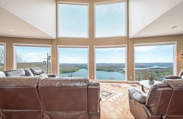 Amazing Panoramic Lake Views, Hot Tub, Pool Table, & More