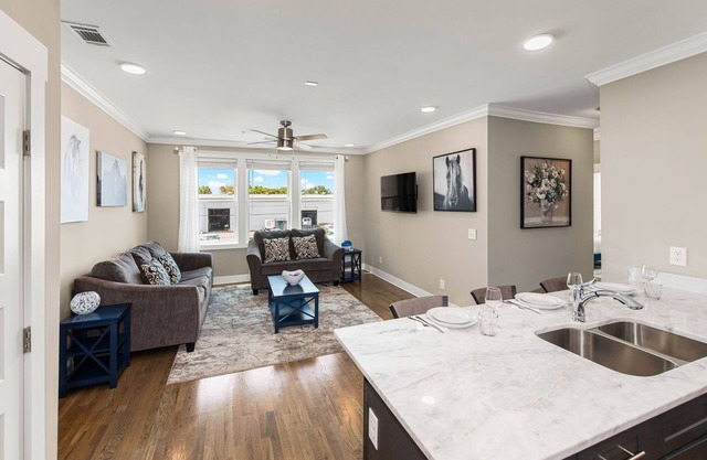 Amazing Reviews-Great Location-Minutes To Downtown!