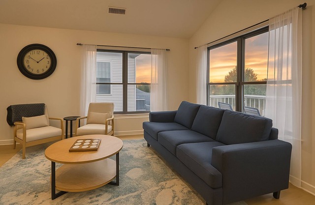 Amazing sunsets, hot tub, community pool, 3 bed 2 bath. Dog friendly!