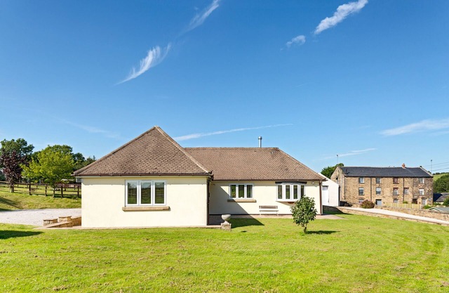 Amber Lodge - 3 bedroom bungalow with hot tub