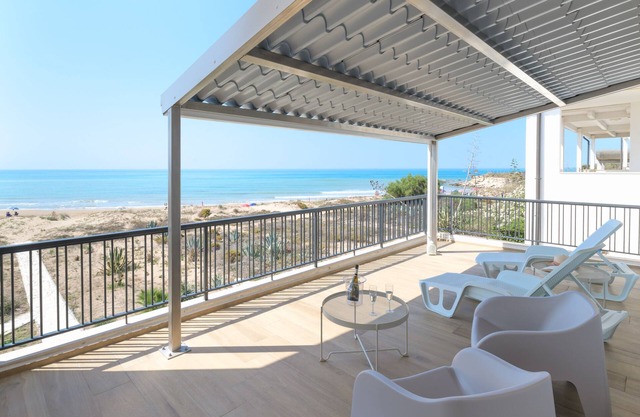 Amelia, charming villa directly on the sandy beach and with a beautiful sea view