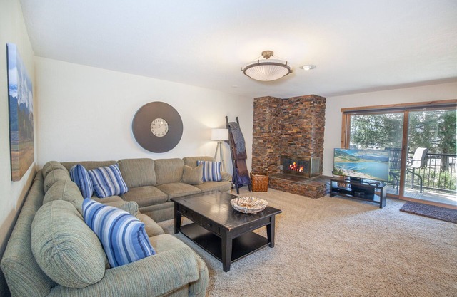 Amphitheater | Hot Tub–Pool, Lake, 3BR