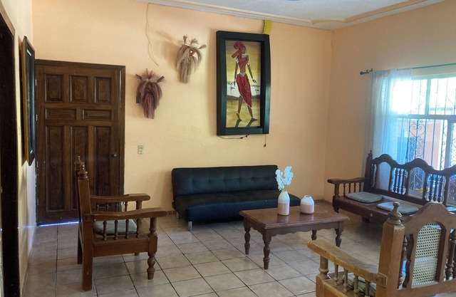 Amplia casa de 6 cuartos, alberca, aire acondicionado, y WiFi.