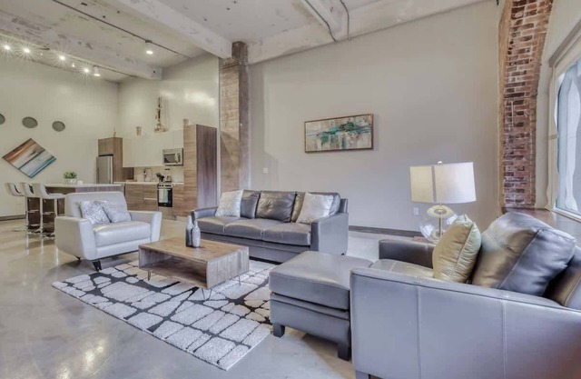 Amyfinehouse |Spacious 2BR Loft |Pool+Wifi+Valet