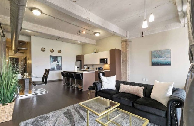 Amyfinehouse|Spotless 2BR Loft|Pool+Desk+Valet+Gym