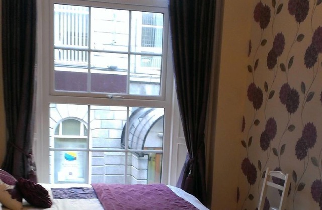 An apartment that sleeps 5 guests in 2 bedrooms