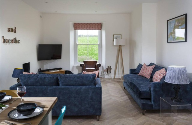 An Chy Gwyn - luxury and style, short walk to Porthcurno beach, with parking