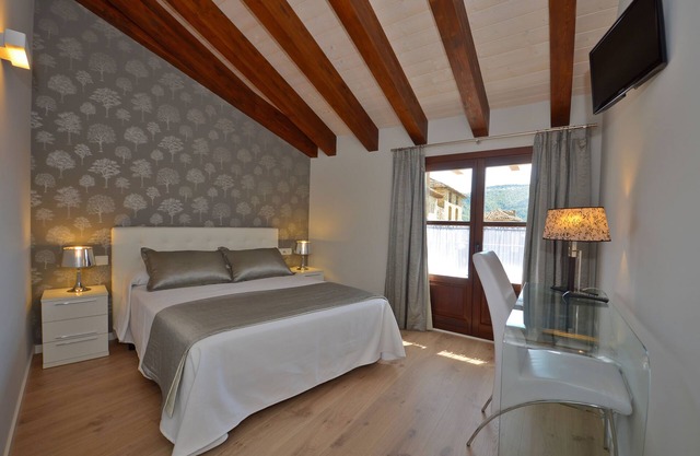 An immaculate apartment in old square of Ainsa
