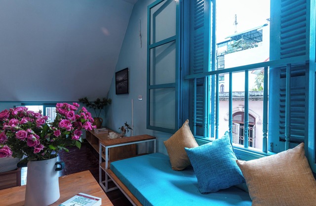 Ancient style villa, with garden, lots of trees, peaceful and airy.