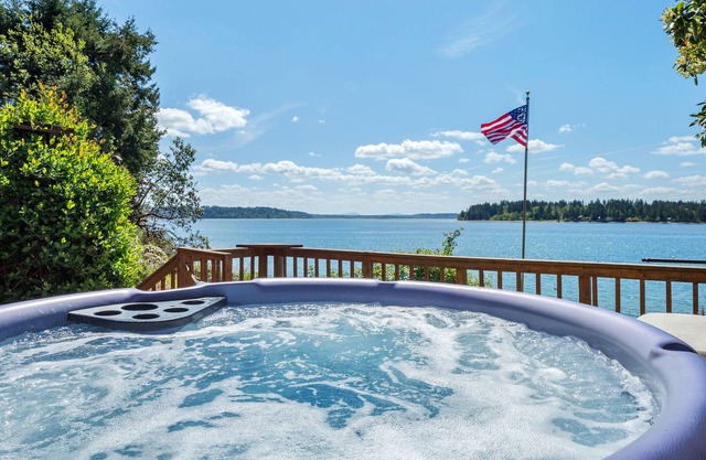 Anderson Island Luxury Beach Home. Kayak, HotTub, Paddle Board, Beachfront, View