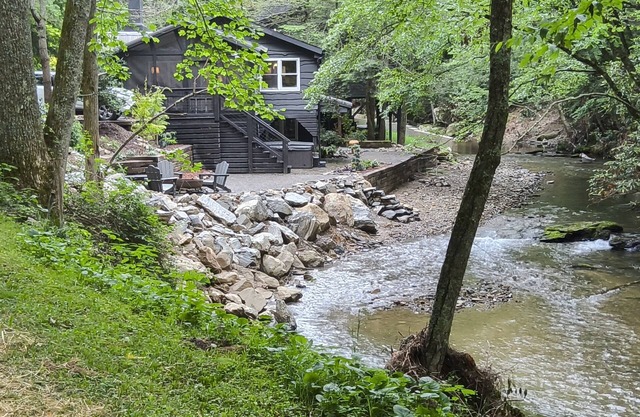 Anglers Cottage Fish off the deck Updated mountain cottage on the Middle Fork of the New River