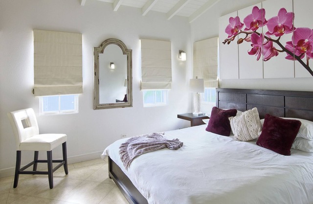 Anidale is located in a quiet neighbourhood. A short walk to the Sheraton Centre shopping mall