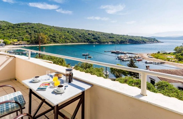 Anna: Walk to Beach, Sea Views, A/C, WiFi, Car Not Required