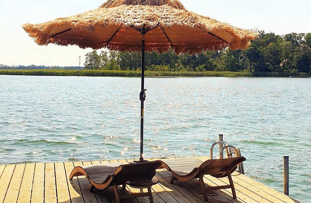Annie - attic apartment with fireplace & balcony | on the lake with private jetty & 2500 sqm garden