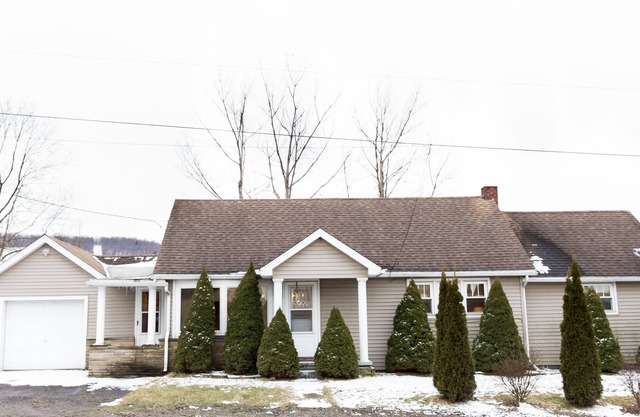 Annie's Place-Just like home! Quiet, cozy setting, but close to everything!
