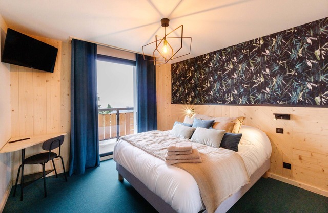 Apartment "Lodge Six De Savoie" with Mountain View, Private Terrace and Wi-Fi