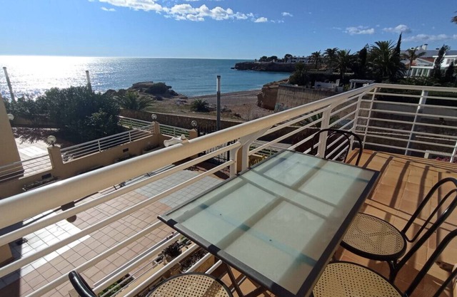 APART FRONT SEA WITH POOL 10 M. BEACH 4 PERS.