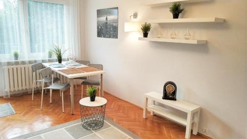 Apartament Wiosenny 52m2 Kłodzko - Osobne Sypialnie, Wśród Drzew, Balkon, Spokój