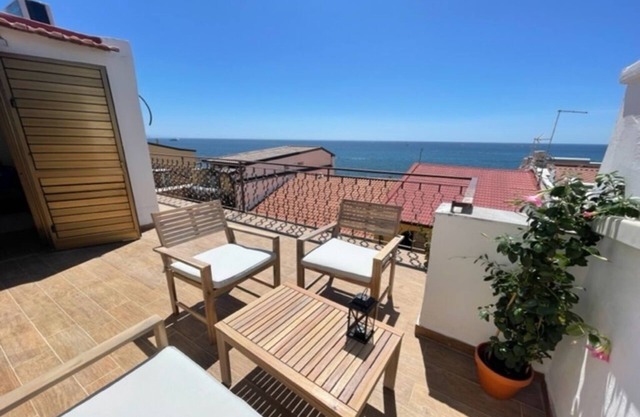 Apartament z widokiem na morze 20 m od plaży w Giardini Naxos na Sycylii.