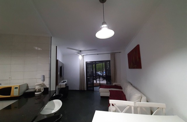 Apartamento com Piscina a uma Quadra da Praia