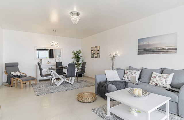Apartamento espaçoso com piscina e vista mar, Caniço VI