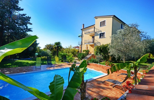 Apartamento Umag Valica, near the beach with swimming pool, 2 bedrooms, barbecue