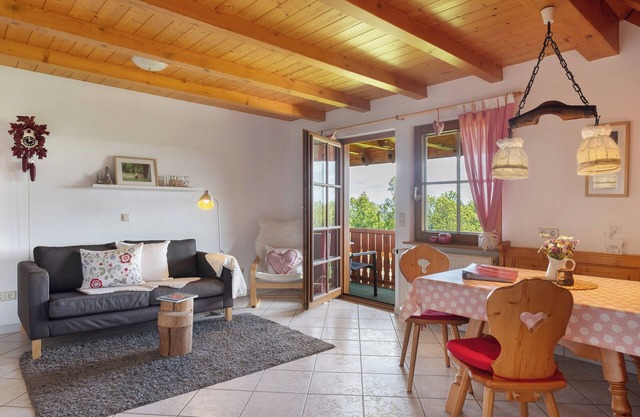 Apartment 'Sonnenblick Mit Südbalkon' with Shared Garden and Balcony