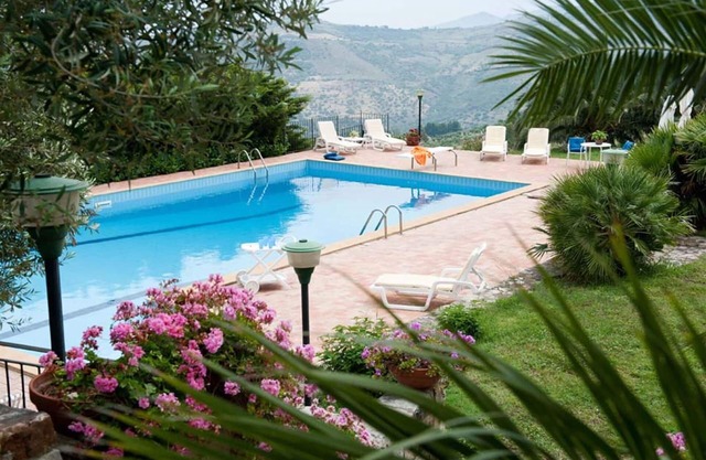 Apartment in villa with pool, A/C, WIFI, TV, terrace, panoramic view, parking, close to Cefalù