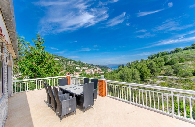 Apartments Drazen (59221-A5) - Stomorska - island Solta