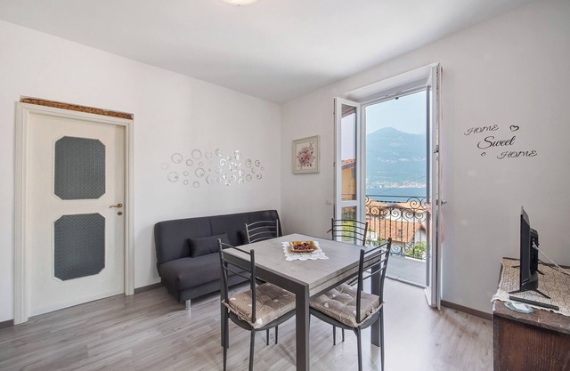 Apartment '2' with Lake View, Shared Pool and Wi-Fi