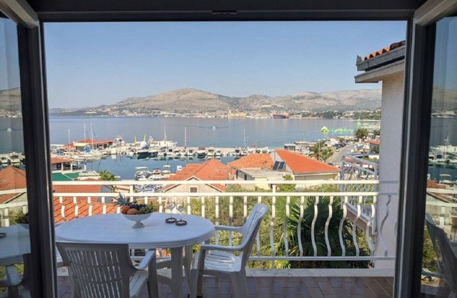 Apartment Biserka - 50 m from beach : A2(2+1) - Okrug Gornji, Island Ciovo, Croatia